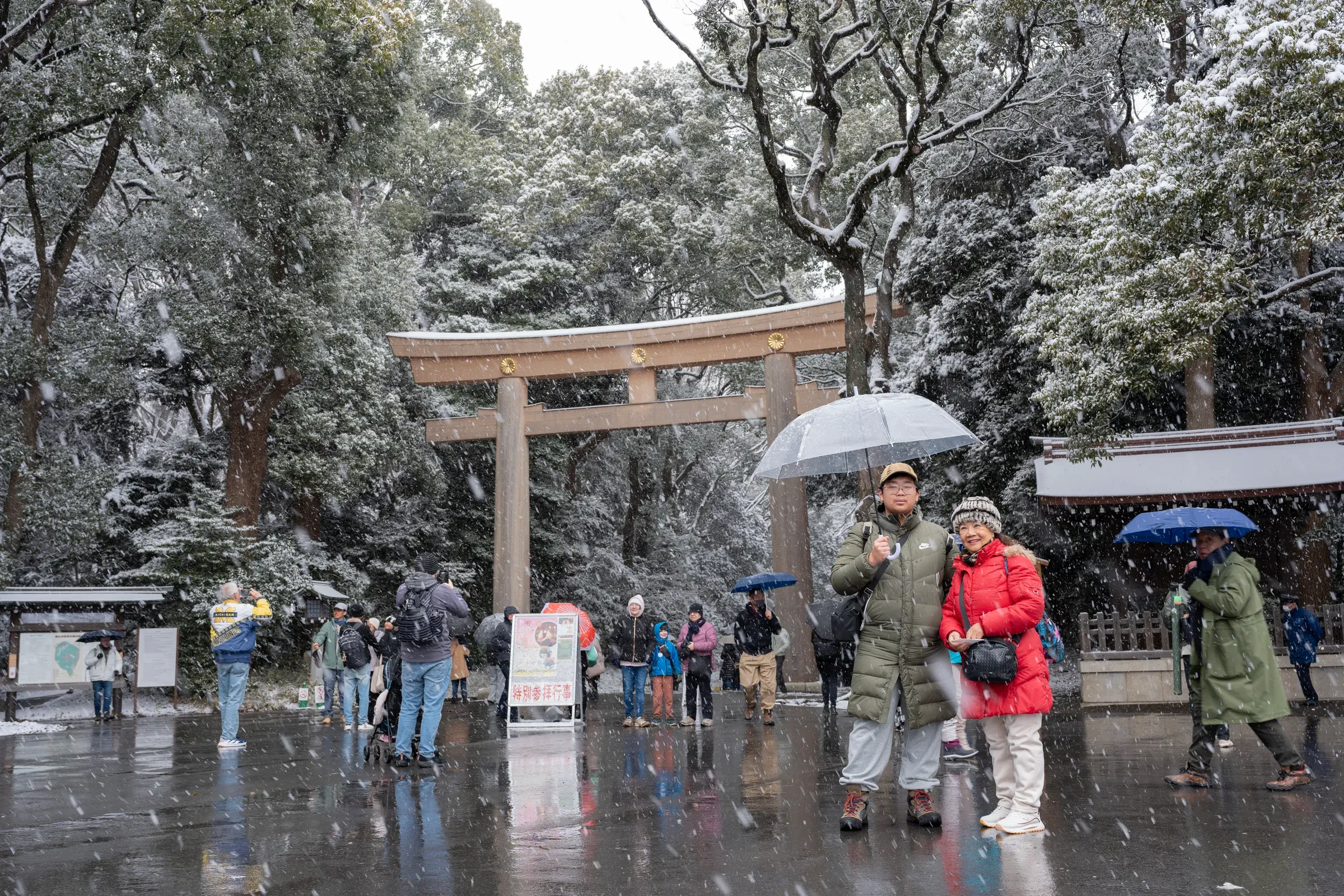 入口处，大家都忍不住停下来拍照