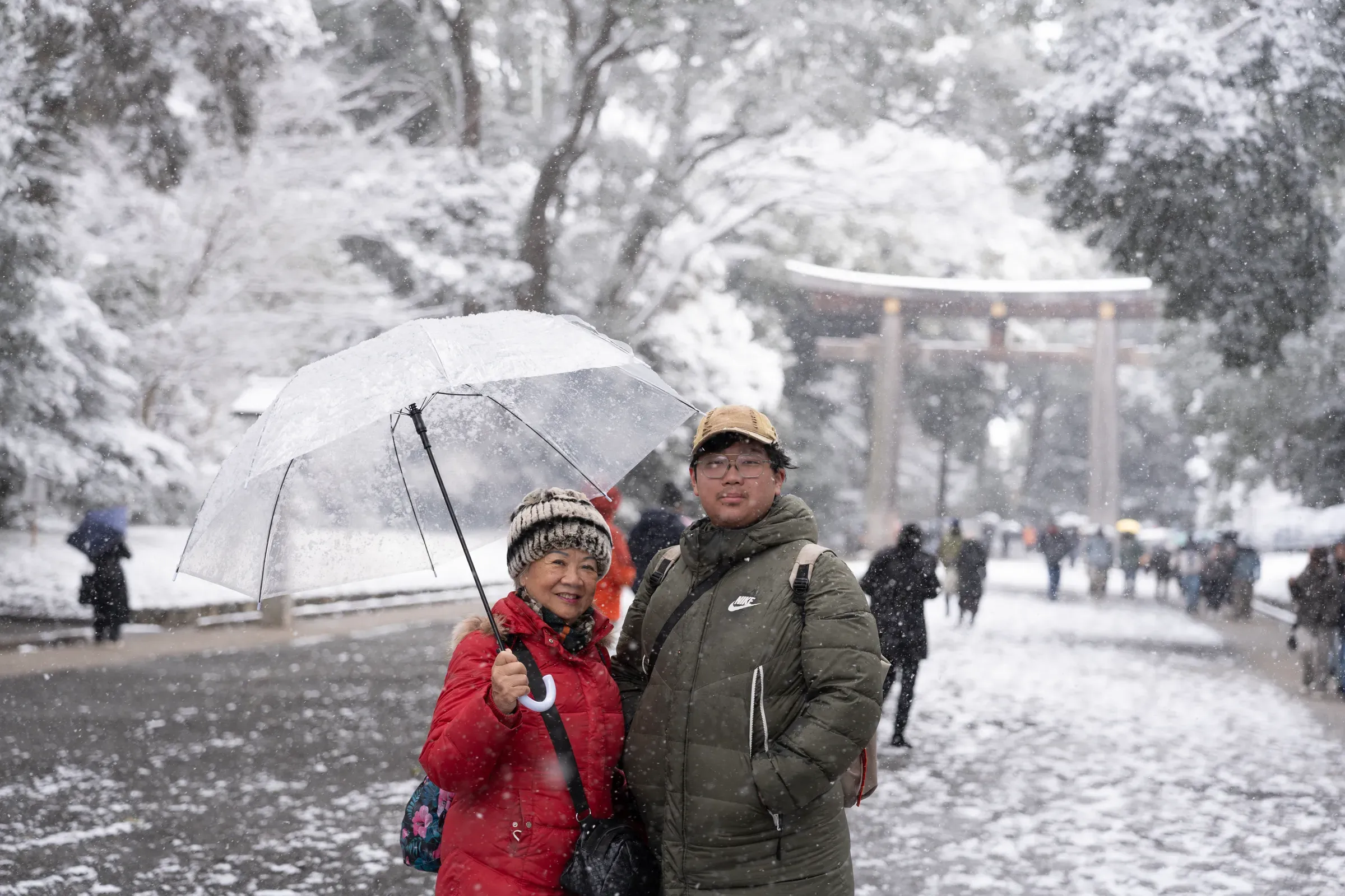 雪中的神宫建筑，屋檐上的雪还在往下落