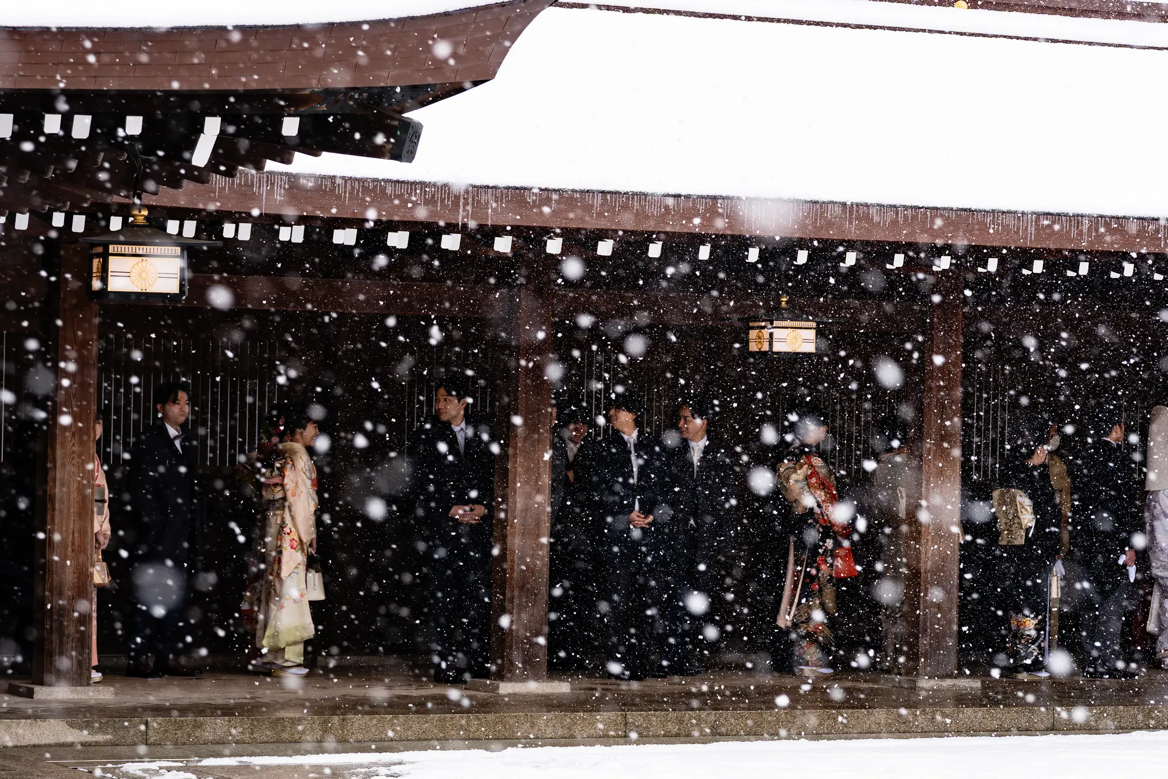 神宫参道边的建筑，雪中更显庄重