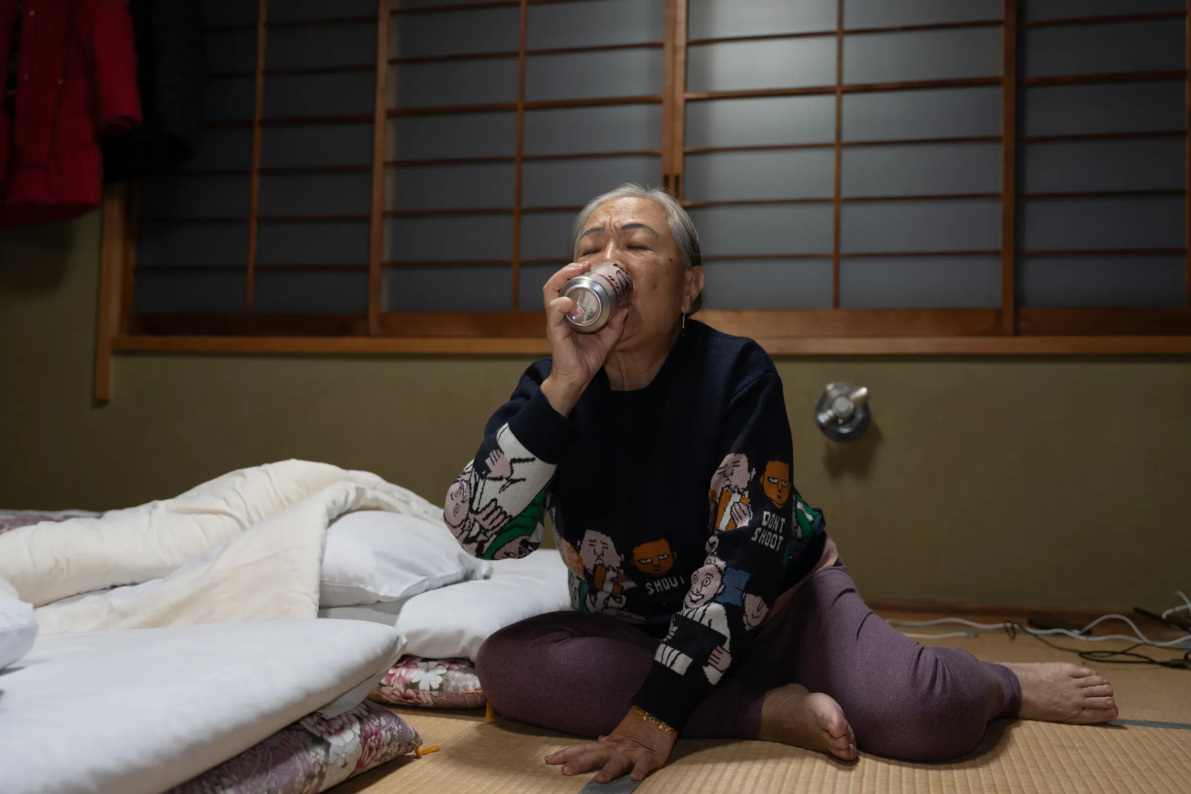 日式旅馆的房间，榻榻米和暖色灯光