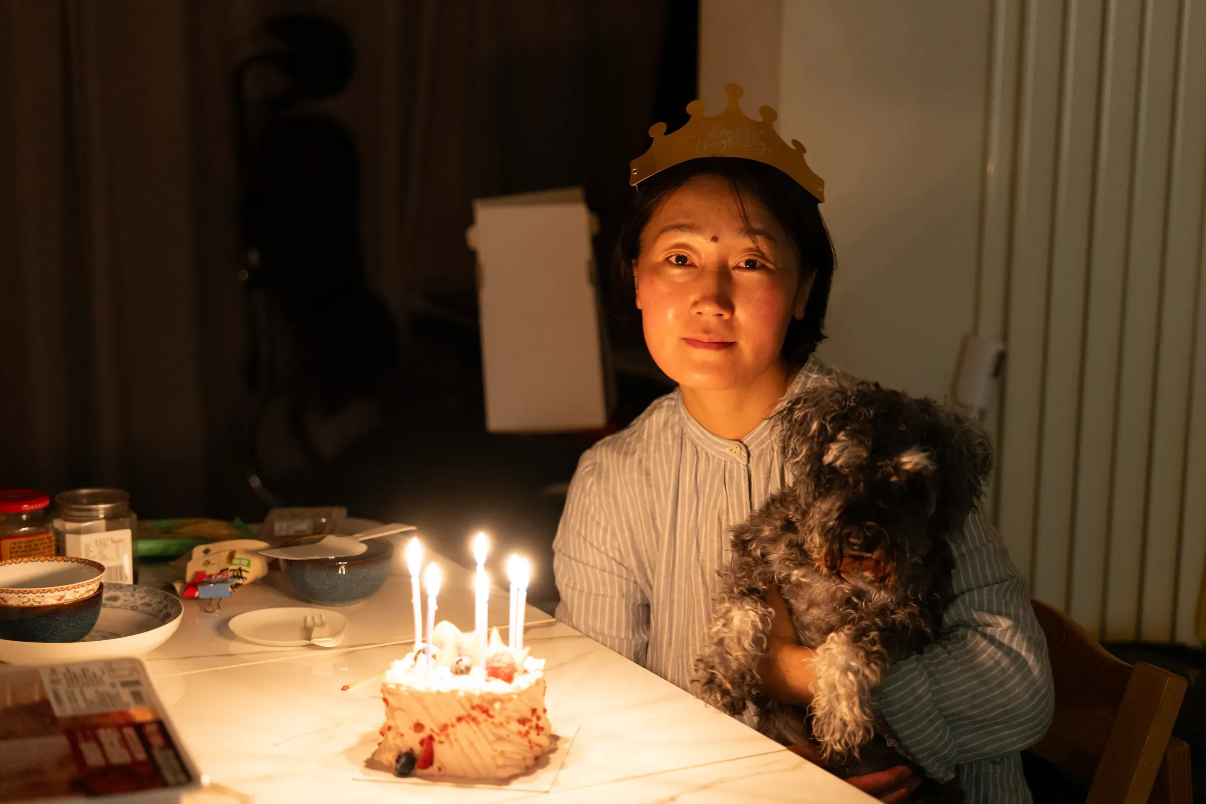 关庆抱着小本本