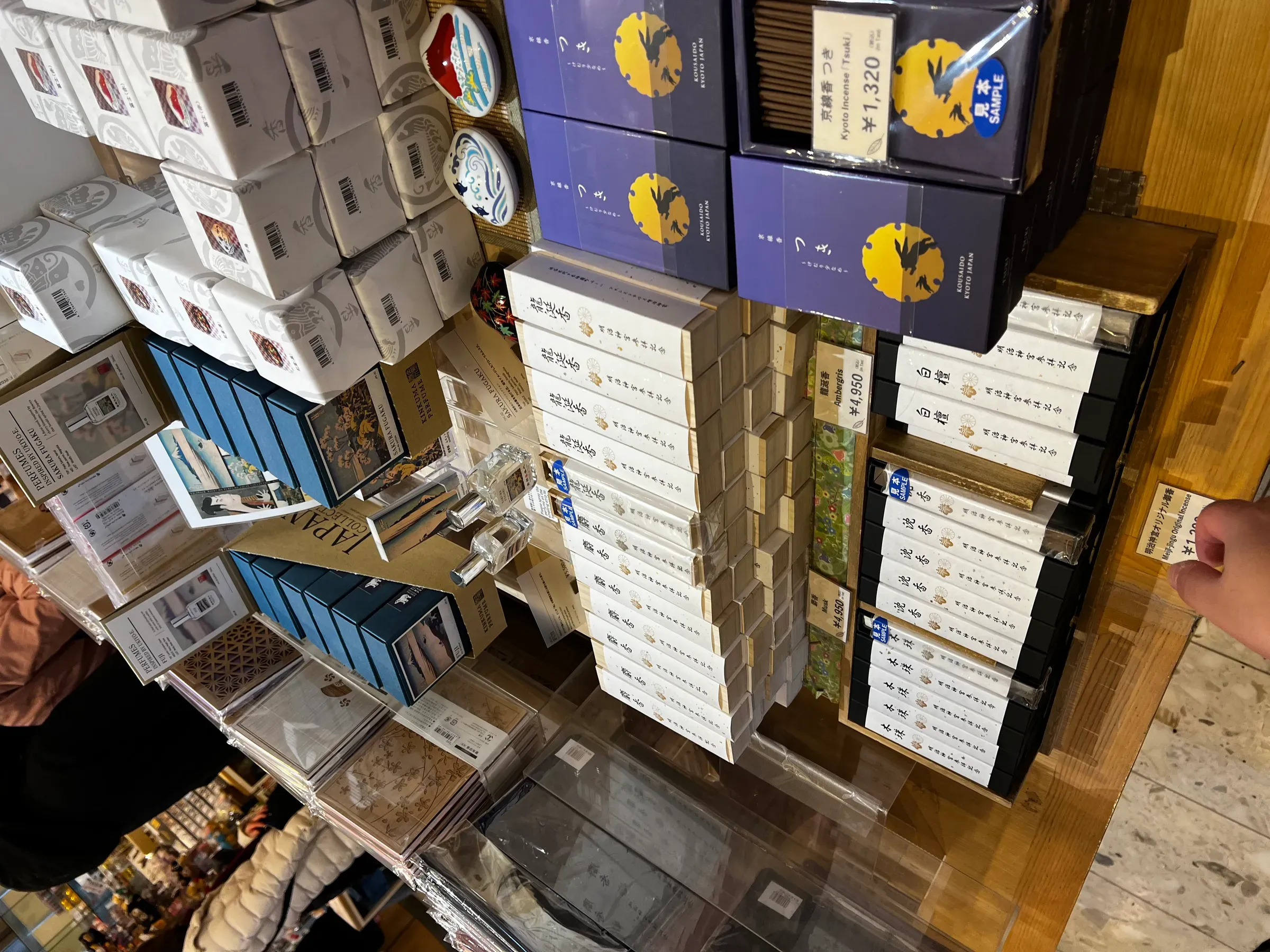 神宫的纪念品商店，御守和各种祈愿品琳琅满目