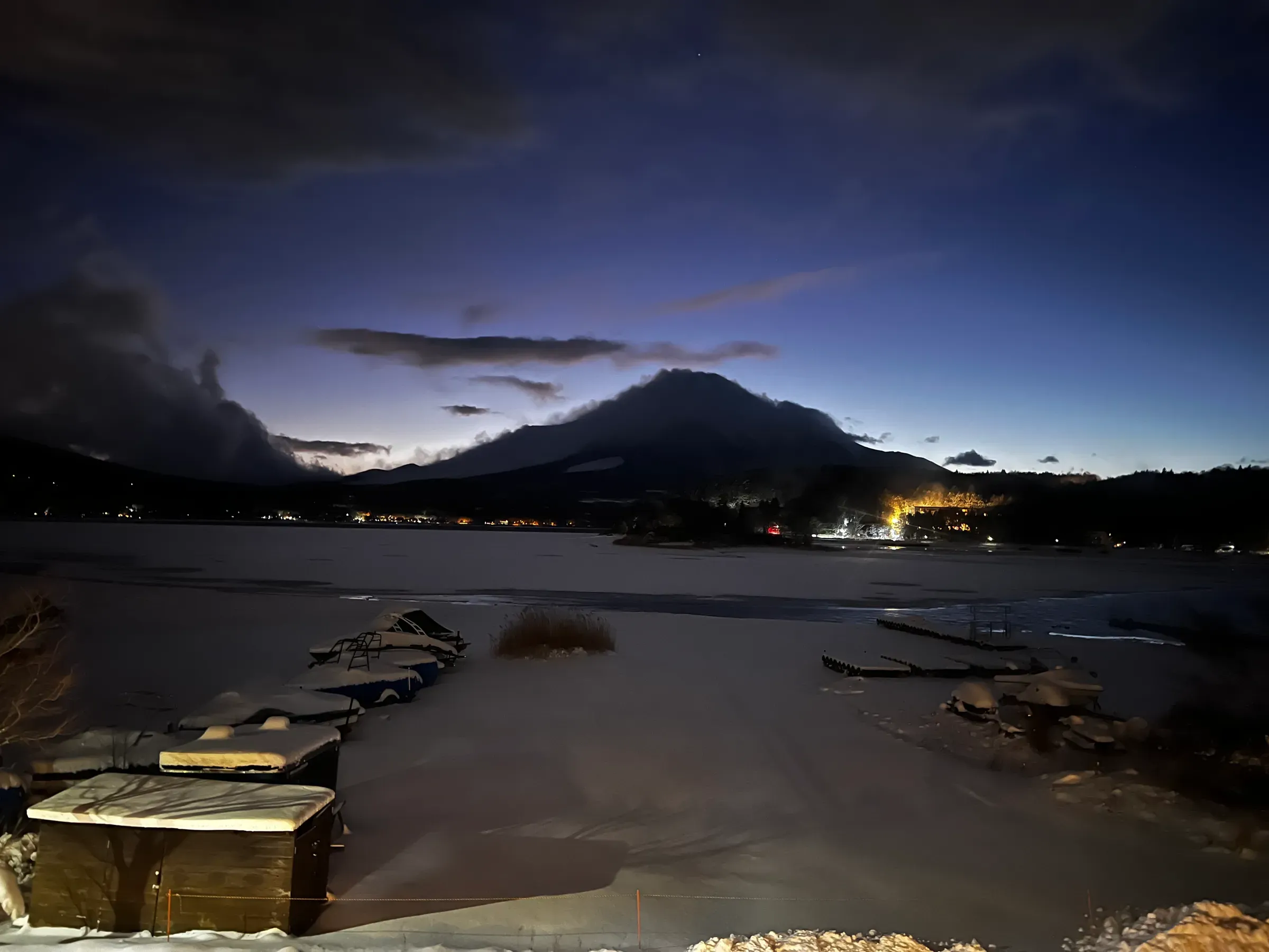 黄昏时分的河口湖与富士山，蓝调的天空下万物静谧