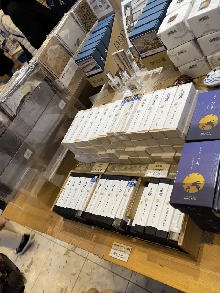 商店里的实况，琳琅满目的御守在眼前晃动